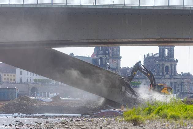 News Themen der Woche KW20 News Bilder des Tages Carolabrücke in Dresden Nach dem Teileinsturz der Carolabrücke, und der Sicherung durch Hilfsstützen, werden die Abrissarbeiten forthesetzt. Dresden Sachsen Deutschland *** Carola Bridge in Dresden After the partial collapse of the Carola Bridge, and the securing by auxiliary supports, the demolition work continues Dresden Saxony Germany