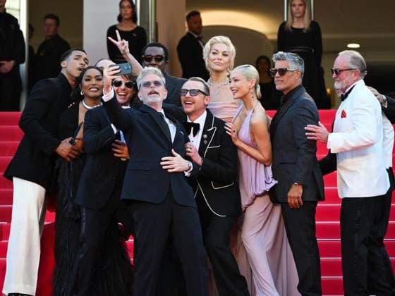 Internationale Filmfestspiele von Cannes, Mission Impossible - The Final Reckoning Premiere Cannes, 78th Cannes Film Festival 2025 - evening 2 - Group Selfie on the Red Carpet of the film Mission Impossible - The Final Reckoning Cannes, 78th Cannes Film Festival 2025 - evening 2 - Red Carpet of the film Mission Impossible - The Final Reckoning . In the photo Group Selfie for the cast Tramell Tillman, Hayley Atwell, Tom Cruise, Esai Morales, Hannah Waddingham, Greg Tarzan Davis, Christopher McQuarrie, Simon Pegg, Angela Bassett, Pom Klementieff Cannes Cannes France Copyright: xIPA ABACAx
