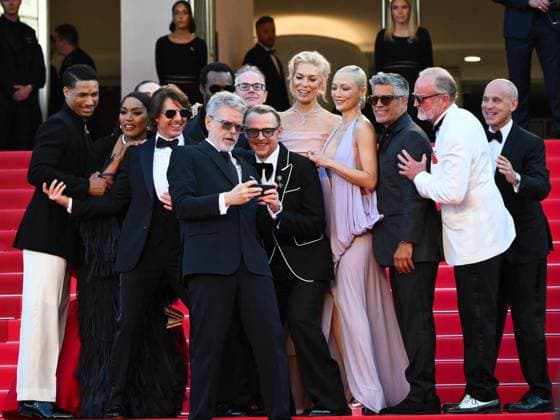 Internationale Filmfestspiele von Cannes, Mission Impossible - The Final Reckoning Premiere Cannes, 78th Cannes Film Festival 2025 - evening 2 - Group Selfie on the Red Carpet of the film Mission Impossible - The Final Reckoning Cannes, 78th Cannes Film Festival 2025 - evening 2 - Red Carpet of the film Mission Impossible - The Final Reckoning . In the photo Group Selfie for the cast Tramell Tillman, Hayley Atwell, Tom Cruise, Esai Morales, Hannah Waddingham, Greg Tarzan Davis, Christopher McQuarrie, Simon Pegg, Angela Bassett, Pom Klementieff Cannes Cannes France Copyright: xIPA ABACAx