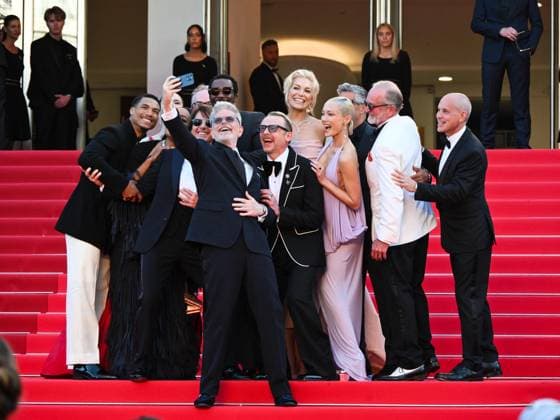 Internationale Filmfestspiele von Cannes, Mission Impossible - The Final Reckoning Premiere Cannes, 78th Cannes Film Festival 2025 - evening 2 - Group Selfie on the Red Carpet of the film Mission Impossible - The Final Reckoning Cannes, 78th Cannes Film Festival 2025 - evening 2 - Red Carpet of the film Mission Impossible - The Final Reckoning . In the photo Group Selfie for the cast Tramell Tillman, Hayley Atwell, Tom Cruise, Esai Morales, Hannah Waddingham, Greg Tarzan Davis, Christopher McQuarrie, Simon Pegg, Angela Bassett, Pom Klementieff Cannes Cannes France Copyright: xIPA ABACAx