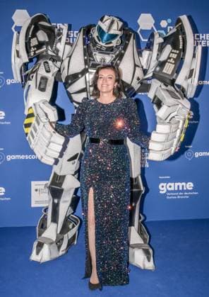 Entertainment, Verleihung des deutschen Computerspielpreis 2025 14.05.2025, xdanx, Entertainment, Verleihung des deutschen Computerspielpreis 2025 emspor, v.l.Gamescom Bot mit Bundesministerin für Forschung, Technologie und Raumfahrt Dorothee Baer bei der Verleihung des Deutschen Computerspielpreises 2025 am Funkturm Berlin. Berlin Palais am Funkturm Berlin Deutschland (DE) Copyright: xDanielxLakomskix