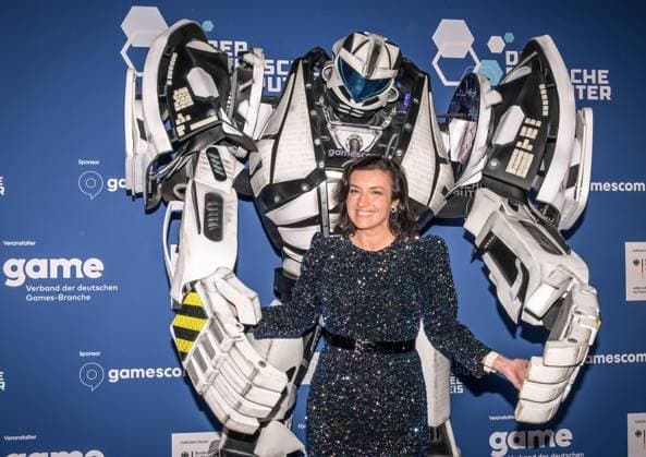 Entertainment, Verleihung des deutschen Computerspielpreis 2025 14.05.2025, xdanx, Entertainment, Verleihung des deutschen Computerspielpreis 2025 emspor, v.l.Gamescom Bot mit Bundesministerin für Forschung, Technologie und Raumfahrt Dorothee Baer bei der Verleihung des Deutschen Computerspielpreises 2025 am Funkturm Berlin. Berlin Palais am Funkturm Berlin Deutschland (DE) Copyright: xDanielxLakomskix