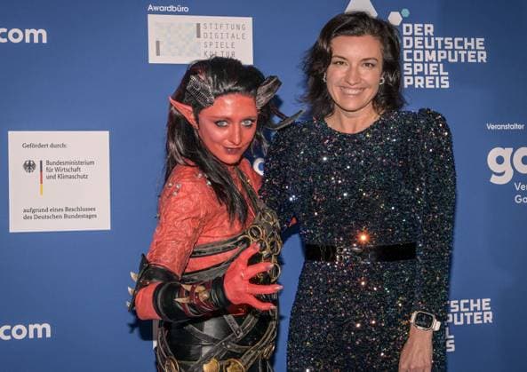 Entertainment, Verleihung des deutschen Computerspielpreis 2025 14.05.2025, xdanx, Entertainment, Verleihung des deutschen Computerspielpreis 2025 emspor, v.l. Cosplayer und Bundesministerin für Forschung, Technologie und Raumfahrt Dorothee Baer bei der Verleihung des Deutschen Computerspielpreises 2025 am Funkturm Berlin. Berlin Palais am Funkturm Berlin Deutschland (DE) Copyright: xDanielxLakomskix