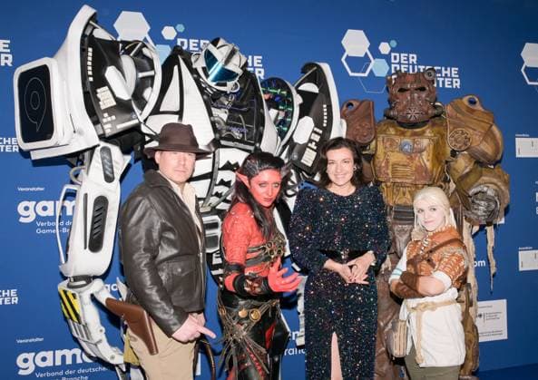 Entertainment, Verleihung des deutschen Computerspielpreis 2025 14.05.2025, xdanx, Entertainment, Verleihung des deutschen Computerspielpreis 2025 emspor, v.l. Cosplayer und Bundesministerin für Forschung, Technologie und Raumfahrt Dorothee Baer bei der Verleihung des Deutschen Computerspielpreises 2025 am Funkturm Berlin. Berlin Palais am Funkturm Berlin Deutschland (DE) Copyright: xDanielxLakomskix