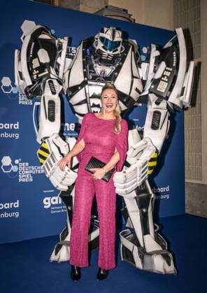 Entertainment, Verleihung des deutschen Computerspielpreis 2025 14.05.2025, xdanx, Entertainment, Verleihung des deutschen Computerspielpreis 2025 emspor, v.l.Gamescom Bot und Ruth Moschner bei der Verleihung des Deutschen Computerspielpreises 2025 am Funkturm Berlin. Berlin Palais am Funkturm Berlin Deutschland (DE) Copyright: xDanielxLakomskix