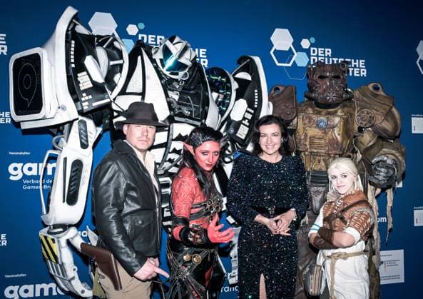Entertainment, Verleihung des deutschen Computerspielpreis 2025 14.05.2025, xdanx, Entertainment, Verleihung des deutschen Computerspielpreis 2025 emspor, v.l. Cosplayer und Bundesministerin für Forschung, Technologie und Raumfahrt Dorothee Baer bei der Verleihung des Deutschen Computerspielpreises 2025 am Funkturm Berlin. Berlin Palais am Funkturm Berlin Deutschland (DE) Copyright: xDanielxLakomskix
