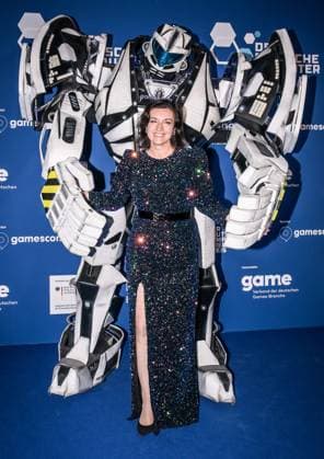 Entertainment, Verleihung des deutschen Computerspielpreis 2025 14.05.2025, xdanx, Entertainment, Verleihung des deutschen Computerspielpreis 2025 emspor, v.l.Gamescom Bot mit Bundesministerin für Forschung, Technologie und Raumfahrt Dorothee Baer bei der Verleihung des Deutschen Computerspielpreises 2025 am Funkturm Berlin. Berlin Palais am Funkturm Berlin Deutschland (DE) Copyright: xDanielxLakomskix