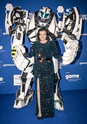 Entertainment, Verleihung des deutschen Computerspielpreis 2025 14.05.2025, xdanx, Entertainment, Verleihung des deutschen Computerspielpreis 2025 emspor, v.l.Gamescom Bot mit Bundesministerin für Forschung, Technologie und Raumfahrt Dorothee Baer bei der Verleihung des Deutschen Computerspielpreises 2025 am Funkturm Berlin. Berlin Palais am Funkturm Berlin Deutschland (DE) Copyright: xDanielxLakomskix