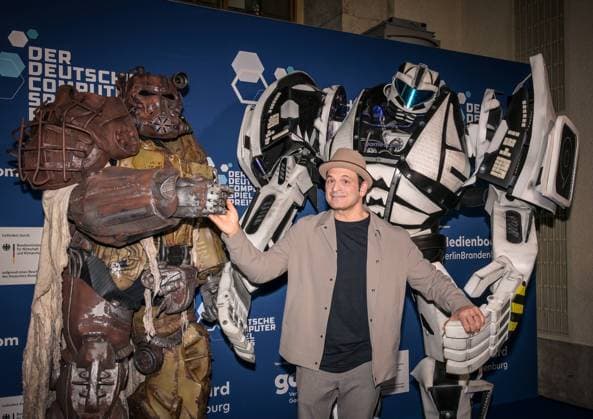 Entertainment, Verleihung des deutschen Computerspielpreis 2025 14.05.2025, xdanx, Entertainment, Verleihung des deutschen Computerspielpreis 2025 emspor, v.l.Cosplayer und Kaya Yanar bei der Verleihung des Deutschen Computerspielpreises 2025 am Funkturm Berlin. Berlin Palais am Funkturm Berlin Deutschland (DE) Copyright: xDanielxLakomskix