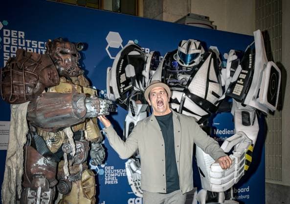 Entertainment, Verleihung des deutschen Computerspielpreis 2025 14.05.2025, xdanx, Entertainment, Verleihung des deutschen Computerspielpreis 2025 emspor, v.l.Cosplayer und Kaya Yanar bei der Verleihung des Deutschen Computerspielpreises 2025 am Funkturm Berlin. Berlin Palais am Funkturm Berlin Deutschland (DE) Copyright: xDanielxLakomskix