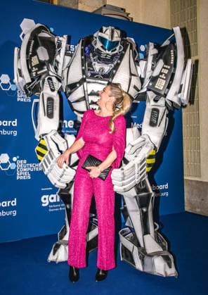 Entertainment, Verleihung des deutschen Computerspielpreis 2025 14.05.2025, xdanx, Entertainment, Verleihung des deutschen Computerspielpreis 2025 emspor, v.l.Gamescom Bot und Ruth Moschner bei der Verleihung des Deutschen Computerspielpreises 2025 am Funkturm Berlin. Berlin Palais am Funkturm Berlin Deutschland (DE) Copyright: xDanielxLakomskix