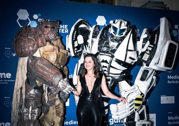 Entertainment, Verleihung des deutschen Computerspielpreis 2025 14.05.2025, xdanx, Entertainment, Verleihung des deutschen Computerspielpreis 2025 emspor, v.l.Gamescom Bot und Sarah Alles bei der Verleihung des Deutschen Computerspielpreises 2025 am Funkturm Berlin. Berlin Palais am Funkturm Berlin Deutschland (DE) Copyright: xDanielxLakomskix