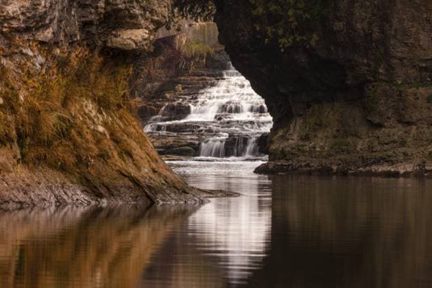 Creative Highlights World Das Wasser des Grand River stürzt in Elora, Ontario, Kanada, Nordamerika, in Kaskaden den Felsen hinunter auf den Grund der Schlucht, Nordamerika The water of the Grand River cascades down rock to the bottom of the gorge in Elora, Ontario, Canada, North America Copyright: imageBROKER MarkxSpowart ibxmsp13436177.jpg