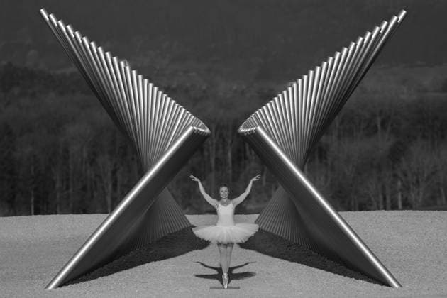 Creative Highlight Symbolbilder Ballerina im weißen Tutu posiert anmutig zwischen modernen Metallskulpturen, kunstvolles Schwarzweißbild, Inszeniertes Fotoshooting, Emmendingen, Baden-Württemberg, Deutschland, Europa Ballerina in white tutu posing gracefully between modern metal sculptures, artistic black and white image, staged photo shoot, Emmendingen, Baden-Württemberg, Germany, Europe Copyright: imageBROKER JosefxSchafnitzel ibxtjm13383165.jpg ,model released, Symbolfoto ,property released