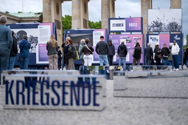 Besucher auf der Open-Air-Ausstellung zum 80. Jahrestag des Sieges über den Nationalsozialismus am Brandenburger Tor in Berlin. Visitors at the open-air exhibition to mark the 80th anniversary of the victory over National Socialism at the Brandenburg Gate in Berlin. snapshot-photography K.M.Krause *** Visitors at the open air exhibition to mark the 80th anniversary of the victory over National Socialism at the Brandenburg Gate in Berlin Visitors at the open air exhibition to mark the 80th anniversary of the victory over National Socialism at the Brandenburg Gate in Berlin snapshot photography K M Krause