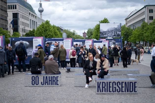 Besucher auf der Open-Air-Ausstellung zum 80. Jahrestag des Sieges über den Nationalsozialismus am Brandenburger Tor in Berlin. Visitors at the open-air exhibition to mark the 80th anniversary of the victory over National Socialism at the Brandenburg Gate in Berlin. snapshot-photography K.M.Krause *** Visitors at the open air exhibition to mark the 80th anniversary of the victory over National Socialism at the Brandenburg Gate in Berlin Visitors at the open air exhibition to mark the 80th anniversary of the victory over National Socialism at the Brandenburg Gate in Berlin snapshot photography K M Krause