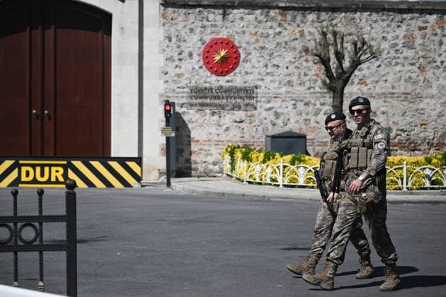 News Themen der Woche KW20 Turkey Russia Ukraine Talks 8925154 15.05.2025 Turkish servicemen patrol outside the Dolmabahce Palace in Istanbul, Turkey. The first direct talks between Russian and Ukrainian delegations in three years are expected to take place on May 15 at the same place as in 2022, in the working office of the Turkish presidential administration in downtown Istanbul. Kirill Zykov Sputnik Istanbul Turkey  Copyright: xKirillxZykovx