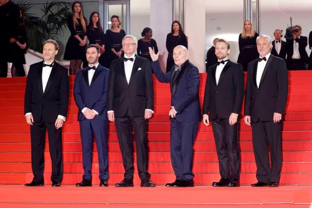 Anatoliy Beliy, Kevin Chneiweiss, Sergei Loznitsa, Aleksandr Filippenko, Aleksander Kuznetsov und Vytautas Kaniusonis bei der Premiere des Kinofilms Two Prosecutors Zwei Staatsanwälte auf dem Festival de Cannes 2025 78. Internationale Filmfestspiele von Cannes im Palais des Festivals. Cannes, 14.05.2025