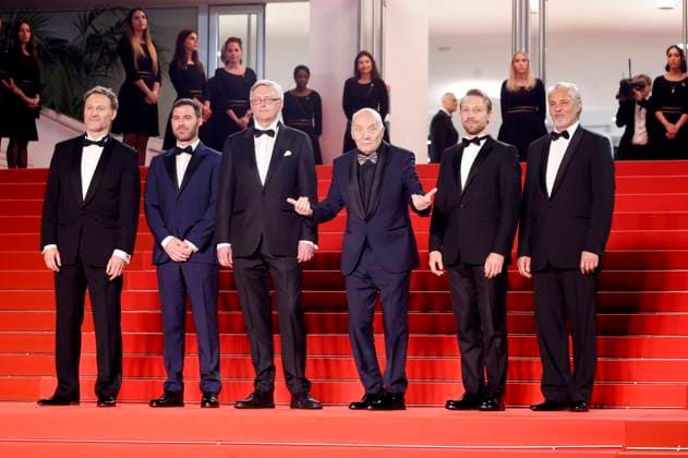 Anatoliy Beliy, Kevin Chneiweiss, Sergei Loznitsa, Aleksandr Filippenko, Aleksander Kuznetsov und Vytautas Kaniusonis bei der Premiere des Kinofilms Two Prosecutors Zwei Staatsanwälte auf dem Festival de Cannes 2025 78. Internationale Filmfestspiele von Cannes im Palais des Festivals. Cannes, 14.05.2025