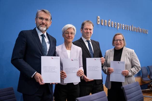 News Themen der Woche KW20 News Bilder des Tages Bundespressekonferenz zum Pruefberichts der deutschen Treibhausgasemissionen 2024 Prof. Dr. Hans-Martin Henning, Vorsitzender vom Expertenrat für Klimafragen (ERK), Fraunhofer-Institut für Solare Energiesysteme ISE gemeinsam mit Dr. Brigitte Knopf, Stellv. Vorsitzende vom Expertenrat für Klimafragen (ERK), Zukunft KlimaSozial ZKS, Prof. Dr. Marc Oliver Bettzuege, Ratsmitglied ERK, Energiewirtschaftliches Institut Universitaet zu Koeln EWI und Dr. Barbara Schlomann, Ratsmitglied ERK, Fraunhofer-Institut fuer System- und Innovationsforschung ISI bei der Bundespressekonferenz zur Veroeffentlichung des Pruefberichts zur Berechnung der deutschen Treibhausgasemissionen für das Jahr 2024 und zu den Projektionsdaten 2025, Berlin , 15.05.2025 Be