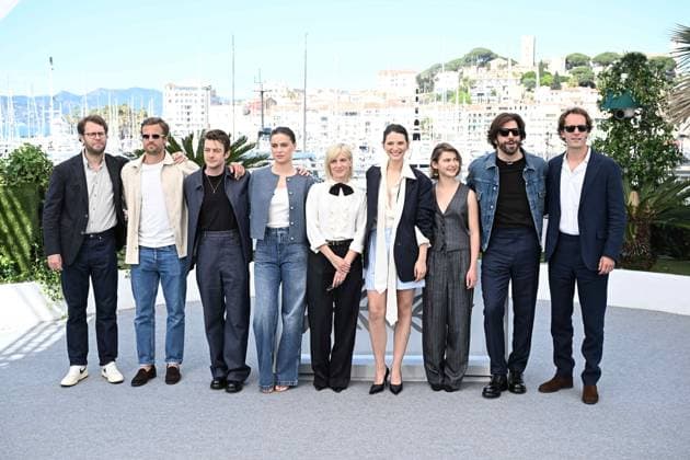 Cannes - Qui Brille au Combat Photocall Actresses Suzu Hirose, Sarah Pachoud, Angelina Woreth, Mélanie Laurent, and Josephine Japy, actors Pierre-Yves Cardinal and Félix Kysyl, writer Kazuo Ishiguro, and producers Martin Playoust, Antoine Playoust, and Nicolas Tzipine attend the Qui Brille au Combat (The Wonderers) photocall as part of the 78th Cannes Film Festival in Cannes, France on May 15, 2025. Photo by David Niviere ABACAPRESS.COM Cannes Provence-Alpes-Cote d Azur France Copyright: xNivierexDavid ABACAPRESS.COMx