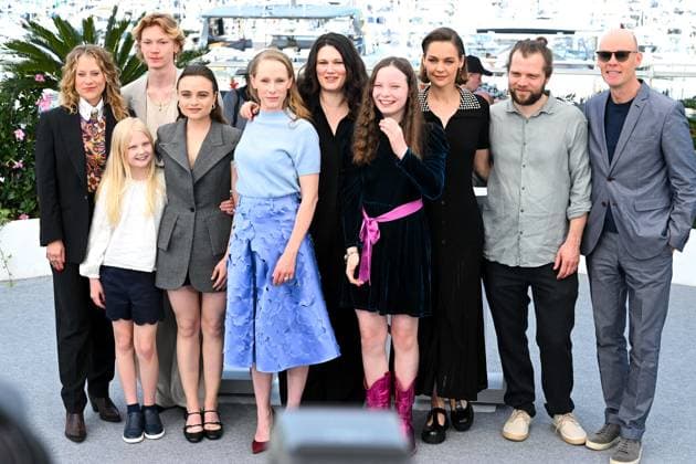 Cannes, 78th Cannes Film Festival 2025 - day 3 - Photocall of the film Sound of Falling . Cannes, 78th Cannes Film Festival 2025 - day 3 - Photocall of the film Sound of Falling . In the picture Luise Heyer, Laeni Geiseler, Mascha Schilinski, Susanne Wüst, Hanna Heckt, Lena Urzendowsky and Filip Schnack Cannes Cannes France  Copyright: xIPA ABACAx