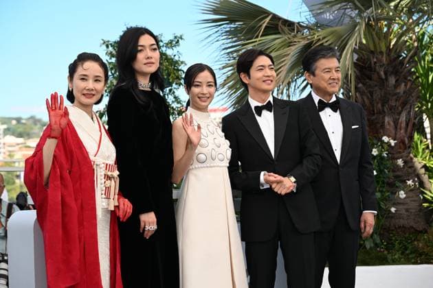 CINEMA : 78eme Festival de Cannes - Photocalls - 15 05 2025 CANNES, FRANCE - 15 MAI (G-D) : Yoh YOSHIDA, Actrice, Camilla AIKO, Actrice, Suzu HIROSE, Actrice, Kouhei MATSUSHITA, Acteur, Tomokazu MIURA, Acteur, lors du photocall du film « A Pale View of Hills » Un Certain Regard » lors du 78eme Festival de Cannes au Palais des Festivals le 15 mai 2025 à Cannes, France. CannesFrance Copyright: xValentinaxClaretx