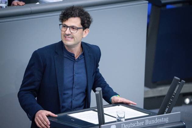 Deutscher Bundestag, 4. Plenarsitzung Luigi Pantisano (Die Linke) bei seiner Rede zum Tagesordnungspunkt Verkehr bei der 4. Sitzung des Deutschen Bundestag in Berlin, 15.05.2025 Berlin Berlin Deutschland *** German Bundestag, 4th plenary session Luigi Pantisano Die Linke during his speech on the agenda item Transport at the 4th session of the German Bundestag in Berlin, 15 05 2025 Berlin Berlin Germany