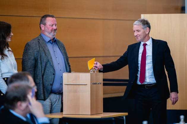 News Themen der Woche KW20 News Bilder des Tages 17. PLENARSITZUNG DES THÜRINGER LANDTAGS 15 05 2025 - Erfurt: Der Vorsitzende der AfD-Fraktion im Thüringer Landtag, Björn Höcke (AfD), während des Wahlvorgangs zu der vom Landtag zu berufenden Mitglieder des Richterwahlausschusses in der 17. Plenarsitzung des Thüringer Landtags am 15. Mai 2025. _________________ *** 17 PLENARY SESSION OF THE THURINGIAN STATE PARLIAMENT 15 05 2025 Erfurt The Chairman of the AfD parliamentary group in the Thuringian State Parliament, Björn Höcke AfD , during the election process for the members of the Judges Election Committee to be appointed by the State Parliament in the 17 plenary session of the Thuringian State Parliament on May 15, 2025