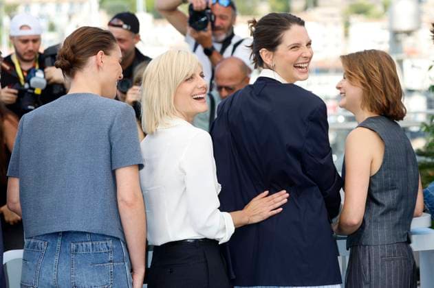 Angelina Woreth, Melanie Laurent, Josephine Japy und Sarah Pachoud beim Photocall zum Kinofilm Qui brille au combat The Wonderers auf dem Festival de Cannes 2025 78. Internationale Filmfestspiele von Cannes am Palais des Festivals. Cannes, 15.05.2025