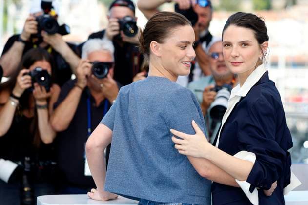 Angelina Woreth und Josephine Japy beim Photocall zum Kinofilm Qui brille au combat The Wonderers auf dem Festival de Cannes 2025 78. Internationale Filmfestspiele von Cannes am Palais des Festivals. Cannes, 15.05.2025