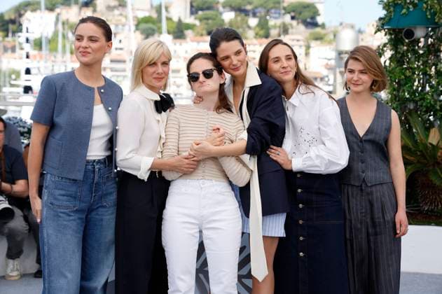 Angelina Woreth, Melanie Laurent, Sevan Kalayjian Everitt, Josephine Japy, Yinka Bokinni und Sarah Pachoud beim Photocall zum Kinofilm Qui brille au combat The Wonderers auf dem Festival de Cannes 2025 78. Internationale Filmfestspiele von Cannes am Palais des Festivals. Cannes, 15.05.2025