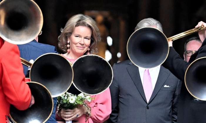 Bilder des Jahres 2025, Entertainment 05 Mai Entertainment Themen der Woche KW20 Entertainment Bilder des Tages Royal Visit To The Province Of Luxembourg SAINT-HUBERT, BELGIUM - MAY 15 : King Philippe and Queen Mathilde are visiting the province of Luxembourg. In Saint-Hubert, the Sovereigns visit the Basilica and are informed about the renovation of the Palace of the Abbots. The King and Queen then meet the population on the square in front of the Basilica..on May 15, 2025 in Saint-Hubert, Belgium, 15 05 2025 Saint-Hubert Belgium  Copyright: xBertxVanxDenxBrouckex