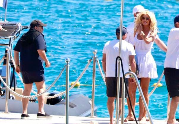 Victoria Silvstedt and her partner Maurice Dabbah and friends arrive by boat at the Eden Roc during the 78th Cannes International Film Festival Victoria Silvstedt and her partner Maurice Dabbah and friends arrive by boat at the Eden Roc during the 78th Cannes International Film Festival on May 15, 2025 Franz Chavaroche Bestimage Victoria Silvstedt, her partner Maurice Dabbah, and friends arrive by boat at the Eden Roc during the 78th Cannes International Film Festival on May 15, 2025 Antibes Juan les Pins France  Copyright: xFranzxChavarochex xBestimagexFranzxChavarochex xBestimagex