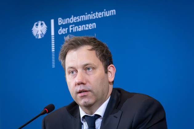 News Themen der Woche KW20 News Bilder des Tages 168. Steuerschaetzung Lars Klingbeil Bundesfinanzminister (FDP) mit dem Logo des Bundesministerium der Finanzen im Hintergrund bei der Pressekonferenz zur 168. Steuerschaetzung im Bundesfinanzministerium, Berlin , 15.05.2025 Berlin Berlin Deutschland *** 168 tax estimate Lars Klingbeil Federal Minister of Finance FDP with the logo of the Federal Ministry of Finance in the background at the press conference on the 168 tax estimate at the Federal Ministry of Finance, Berlin , 15 05 2025 Berlin Berlin Germany