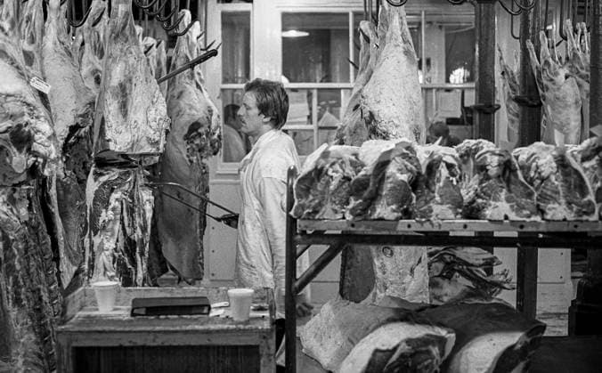 RECORD DATE NOT STATED Smithfield Meat Market, City of London, January 1980. Wholesale meat and poultry traders at work in Smithfield Meat Market, early morning. Copyright:xPeterxThompson HeritagexImagesxPeterxThompsonx IMAGO, ! ACHTUNG: AUFNAHMEDATUM GESCHÄTZT!  Copyright:PeterxThompson HeritagexImagesxPeterxThompsonx IMAGO