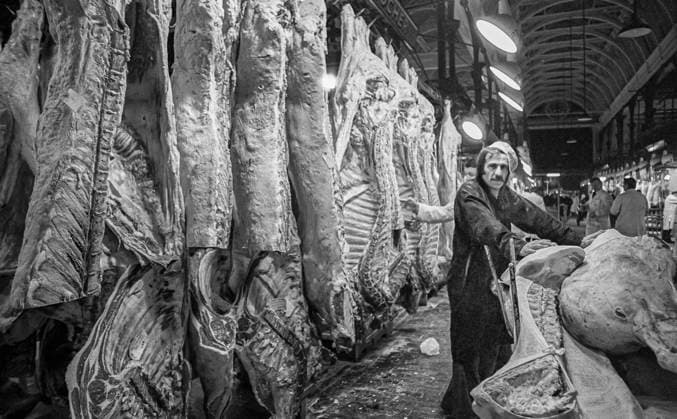 RECORD DATE NOT STATED Smithfield Meat Market, City of London, January 1980. Wholesale meat and poultry traders at work in Smithfield Meat Market, early morning. Copyright:xPeterxThompson HeritagexImagesxPeterxThompsonx IMAGO, ! ACHTUNG: AUFNAHMEDATUM GESCHÄTZT!  Copyright:PeterxThompson HeritagexImagesxPeterxThompsonx IMAGO