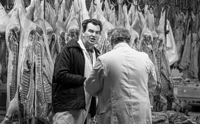 RECORD DATE NOT STATED Smithfield Meat Market, City of London, January 1980. Wholesale meat and poultry traders at work in Smithfield Meat Market, early morning. Copyright:xPeterxThompson HeritagexImagesxPeterxThompsonx IMAGO, ! ACHTUNG: AUFNAHMEDATUM GESCHÄTZT!  Copyright:PeterxThompson HeritagexImagesxPeterxThompsonx IMAGO