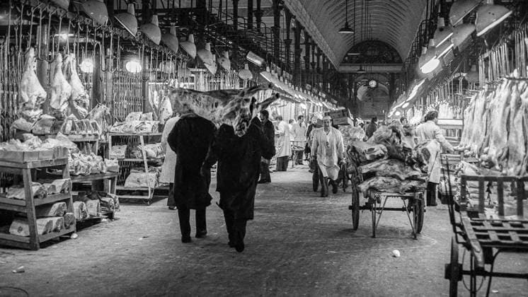 RECORD DATE NOT STATED Smithfield Meat Market, City of London, January 1980. Wholesale meat and poultry traders at work in Smithfield Meat Market, early morning. Copyright:xPeterxThompson HeritagexImagesxPeterxThompsonx IMAGO, ! ACHTUNG: AUFNAHMEDATUM GESCHÄTZT!  Copyright:PeterxThompson HeritagexImagesxPeterxThompsonx IMAGO