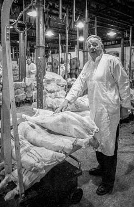RECORD DATE NOT STATED Smithfield Meat Market, City of London, January 1980. Wholesale meat and poultry traders at work in Smithfield Meat Market, early morning. Copyright:xPeterxThompson HeritagexImagesxPeterxThompsonx IMAGO, ! ACHTUNG: AUFNAHMEDATUM GESCHÄTZT!  Copyright:PeterxThompson HeritagexImagesxPeterxThompsonx IMAGO