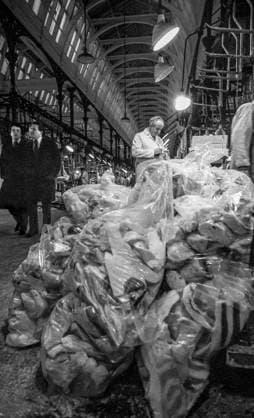 RECORD DATE NOT STATED Smithfield Meat Market, City of London, January 1980. Wholesale meat and poultry traders at work in Smithfield Meat Market, early morning. Copyright:xPeterxThompson HeritagexImagesxPeterxThompsonx IMAGO, ! ACHTUNG: AUFNAHMEDATUM GESCHÄTZT!  Copyright:PeterxThompson HeritagexImagesxPeterxThompsonx IMAGO
