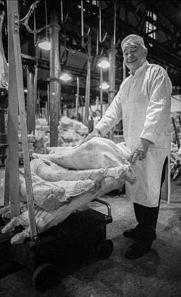 RECORD DATE NOT STATED Smithfield Meat Market, City of London, January 1980. Wholesale meat and poultry traders at work in Smithfield Meat Market, early morning. Copyright:xPeterxThompson HeritagexImagesxPeterxThompsonx IMAGO, ! ACHTUNG: AUFNAHMEDATUM GESCHÄTZT!  Copyright:PeterxThompson HeritagexImagesxPeterxThompsonx IMAGO