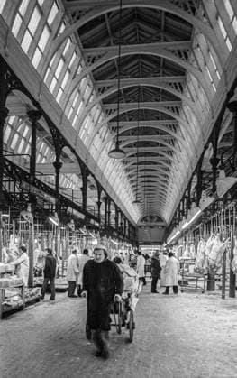 RECORD DATE NOT STATED Smithfield Meat Market, City of London, January 1980. Wholesale meat and poultry traders at work in Smithfield Meat Market, early morning. Copyright:xPeterxThompson HeritagexImagesxPeterxThompsonx IMAGO, ! ACHTUNG: AUFNAHMEDATUM GESCHÄTZT!  Copyright:PeterxThompson HeritagexImagesxPeterxThompsonx IMAGO