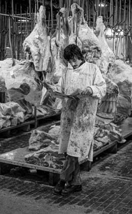 RECORD DATE NOT STATED Smithfield Meat Market, City of London, January 1980. Wholesale meat and poultry traders at work in Smithfield Meat Market, early morning. Copyright:xPeterxThompson HeritagexImagesxPeterxThompsonx IMAGO, ! ACHTUNG: AUFNAHMEDATUM GESCHÄTZT!  Copyright:PeterxThompson HeritagexImagesxPeterxThompsonx IMAGO