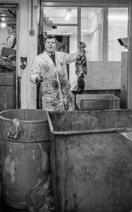 RECORD DATE NOT STATED Smithfield Meat Market, City of London, January 1980. Wholesale meat and poultry traders at work in Smithfield Meat Market, early morning. Copyright:xPeterxThompson HeritagexImagesxPeterxThompsonx IMAGO, ! ACHTUNG: AUFNAHMEDATUM GESCHÄTZT!  Copyright:PeterxThompson HeritagexImagesxPeterxThompsonx IMAGO