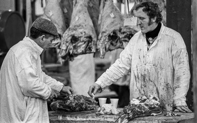 RECORD DATE NOT STATED Smithfield Meat Market, City of London, January 1980. Wholesale meat and poultry traders at work in Smithfield Meat Market, early morning. Copyright:xPeterxThompson HeritagexImagesxPeterxThompsonx IMAGO, ! ACHTUNG: AUFNAHMEDATUM GESCHÄTZT!  Copyright:PeterxThompson HeritagexImagesxPeterxThompsonx IMAGO