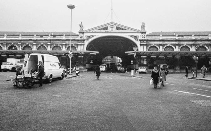 RECORD DATE NOT STATED Smithfield Meat Market, City of London, January 1980. Wholesale meat and poultry traders at work in Smithfield Meat Market, early morning. Copyright:xPeterxThompson HeritagexImagesxPeterxThompsonx IMAGO, ! ACHTUNG: AUFNAHMEDATUM GESCHÄTZT!  Copyright:PeterxThompson HeritagexImagesxPeterxThompsonx IMAGO