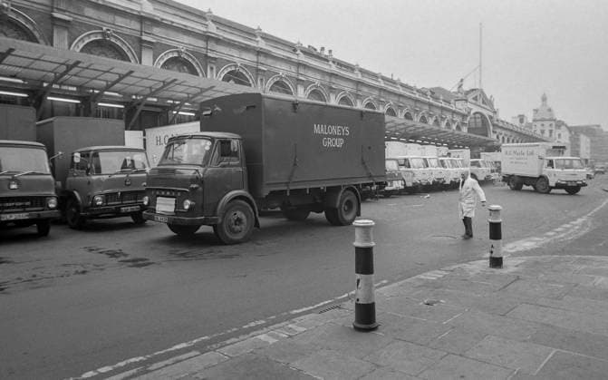 RECORD DATE NOT STATED Smithfield Meat Market, City of London, January 1980. Wholesale meat and poultry traders at work in Smithfield Meat Market, early morning. Copyright:xPeterxThompson HeritagexImagesxPeterxThompsonx IMAGO, ! ACHTUNG: AUFNAHMEDATUM GESCHÄTZT!  Copyright:PeterxThompson HeritagexImagesxPeterxThompsonx IMAGO