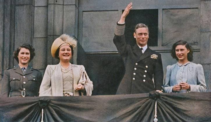 RECORD DATE NOT STATED The King and Queen with Princess Elizabeth and Princess Margaret on the Balcony of Buckingham Palace on VE-Day , 8 May 1945. King George VIand Queen Elizabeth with daughters Princess Elizabeth (future Queen Elizabeth II) and Princess Margaret Rose, celebrating the end of the Second World War. Raphael Tuck & Sons Ltd., London, 1945 (Colorised black and white print). Copyright:xThexPrintxCollector HeritagexImagesxDailyxHeraldx IMAGO, ! ACHTUNG: AUFNAHMEDATUM GESCHÄTZT!  Copyright:ThexPrintxCollector HeritagexImagesxDailyxHeraldx IMAGO