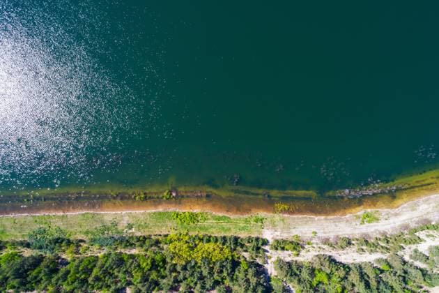 Cottbuser Ostsee DEU Deutschland Brandenburg Cottbus Merzdorf, 13.05.2025, Cottbuser Ostsee, Uferbereich. Durch Flutung des ehemaligen Braunkohletagebaus Cottbus-Nord entsteht der Cottbuser Ostsee . Der zukuenftige Cottbuser Ostsee wird gegenwaertig durch das Lausitzer Bergbauunternehmen LEAG geflutet - bis Mitte der 2020er Jahre entsteht ein 1900 Hektar grosser See am Rand der Stadt Cottbus. Luftaufnahme mit einer Drohne. *** Cottbuser Ostsee DEU Germany Brandenburg Cottbus Merzdorf, 13 05 2025, Cottbuser Ostsee, shore area The Cottbuser Ostsee is being created by flooding the former Cottbus Nord opencast lignite mine The future Cottbuser Ostsee is currently being flooded by the Lusatian mining company LEAG by the mid-2020s, a 1900 hectar AF_CB_Ostsee_66343.jpeg